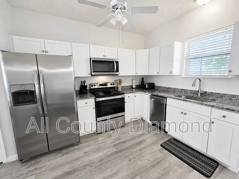 5726 Beach Dr — Photo 4