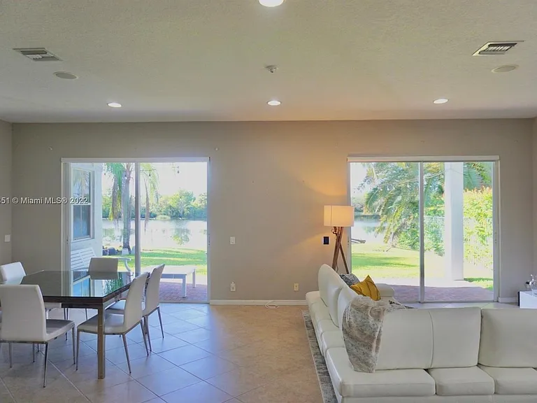 878 Lavender Cir — Photo 15