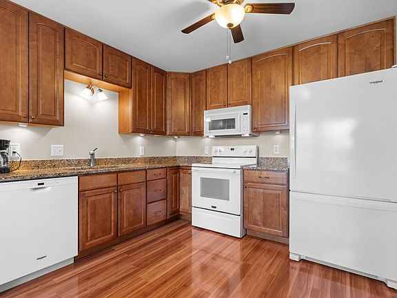 5th image of 1072 Cedar Crest Dr
