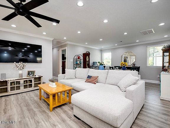 3rd image of 4121 Langley Street