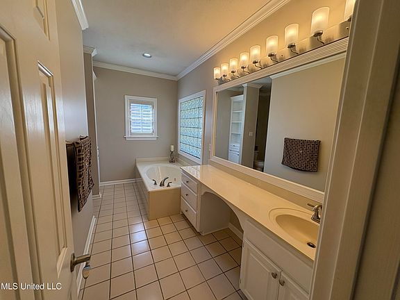 5th image of 570 Spring Lake Dr