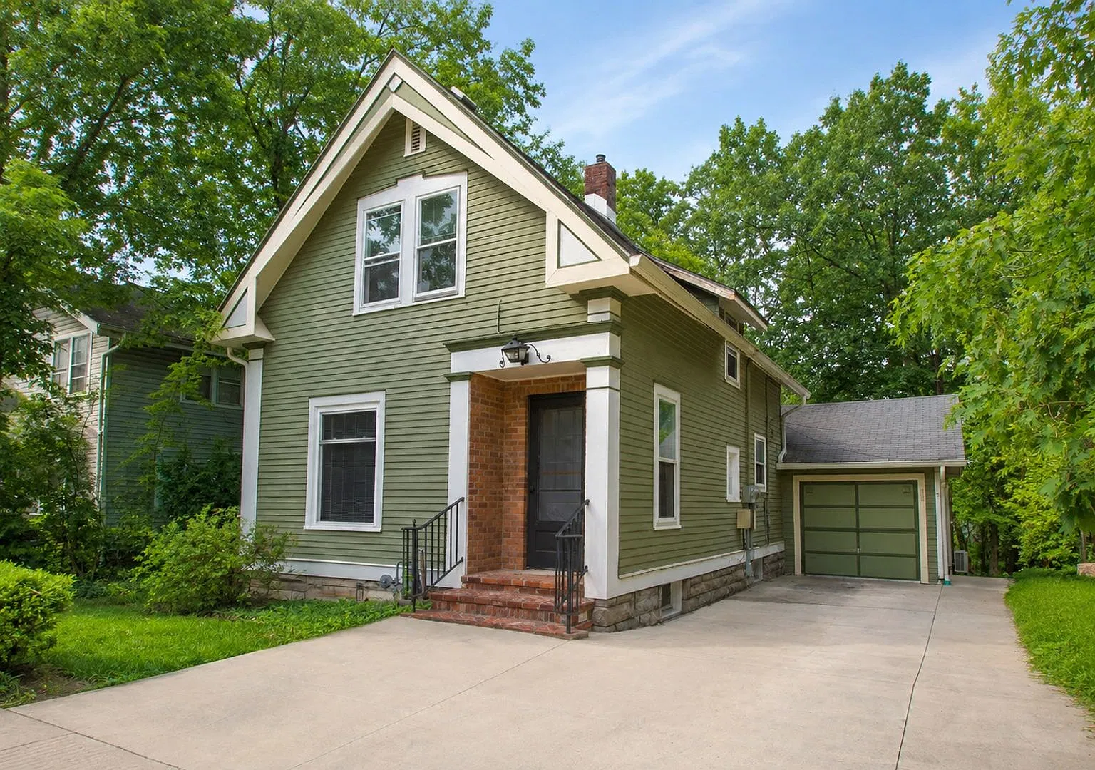 526 South Woodlawn Avenue — Photo 1