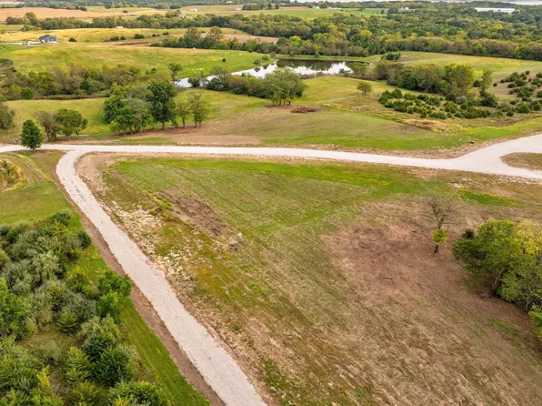 245 Lakeview Dr, Melrose, IA 52569