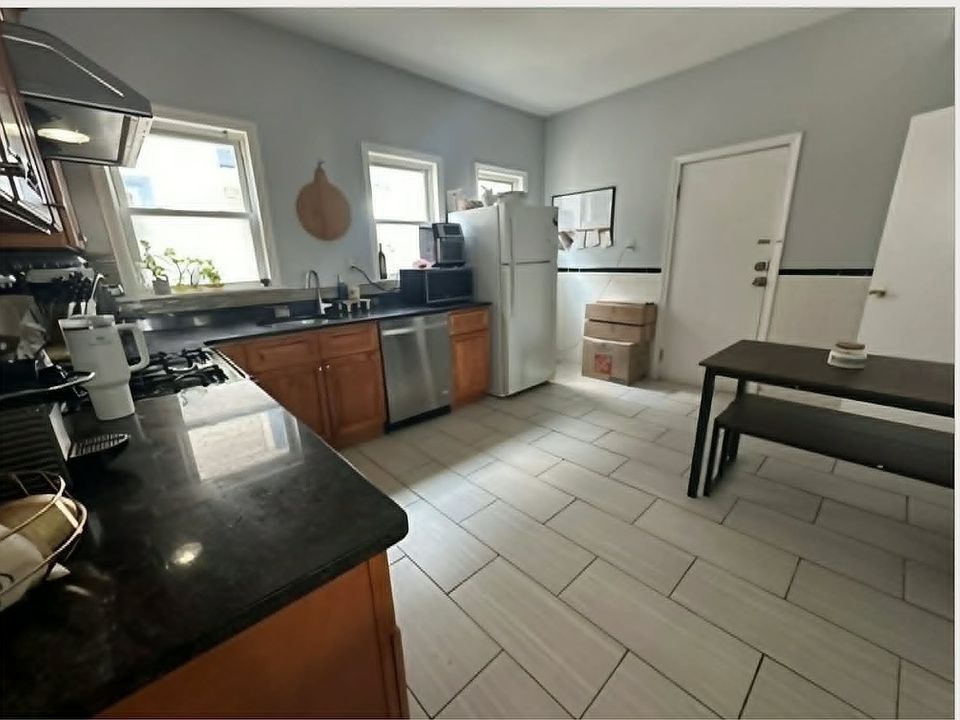 1st image of 102 Sydney St APT 3