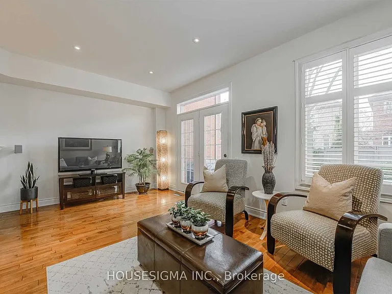 244 Tawny Cres — Photo 10