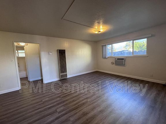 3rd image of 117 E Grove St