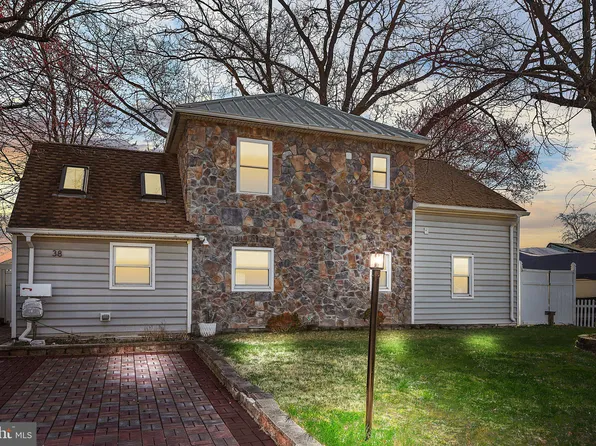 38 Nettletree Ln, Levittown, PA 19054