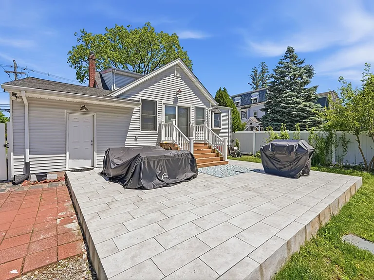 319 E Madison Ave — Photo 24