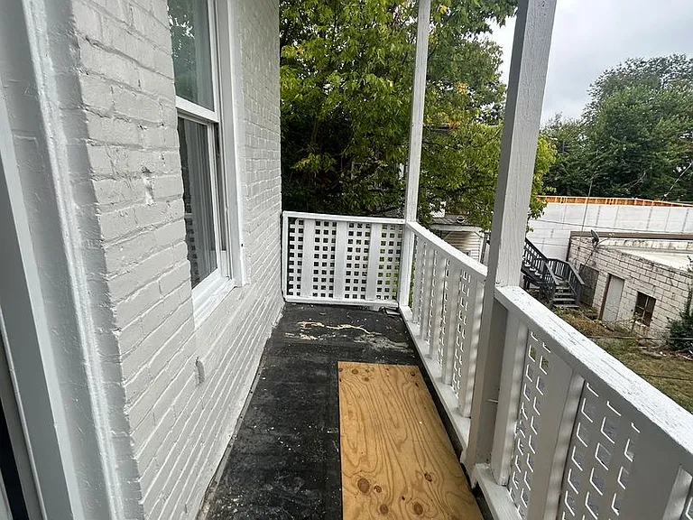 654 W King St — Photo 6