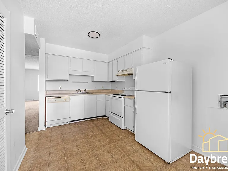 10910 Queen Ann Ct — Photo 9