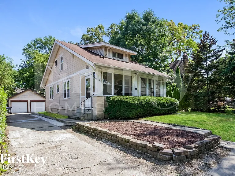 1217 Hickory St — Photo 2