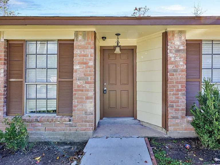 1018 Surrey Ct — Photo 4