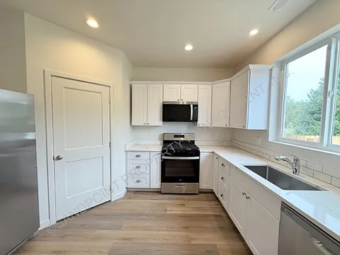 611 W 2nd Ave — Photo 22