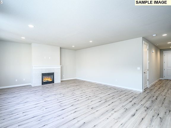 2nd image of 956 NE Sagebrush Dr