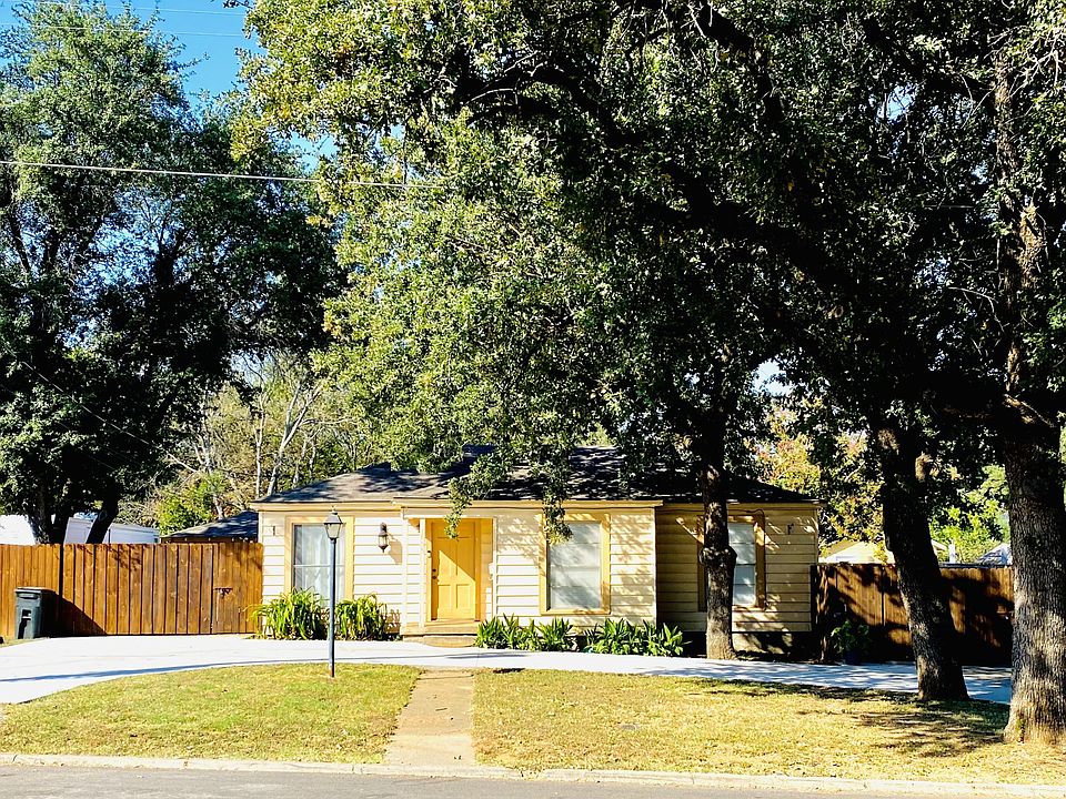 Paved circle driveway with large gates on both sides of the house for private and secure parking.