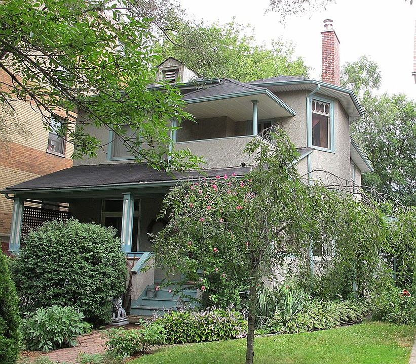 Stucco home w balcony & garden