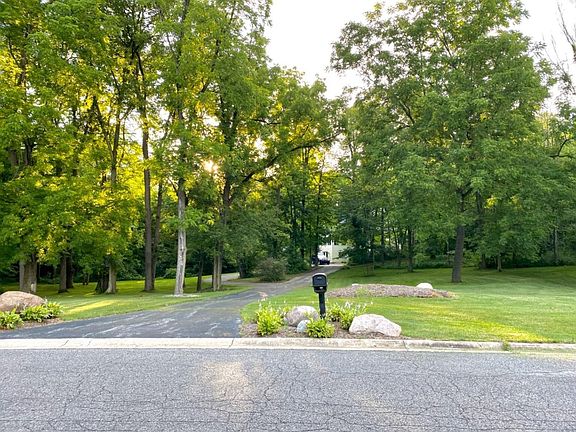 2nd image of 924 Beechwood Dr