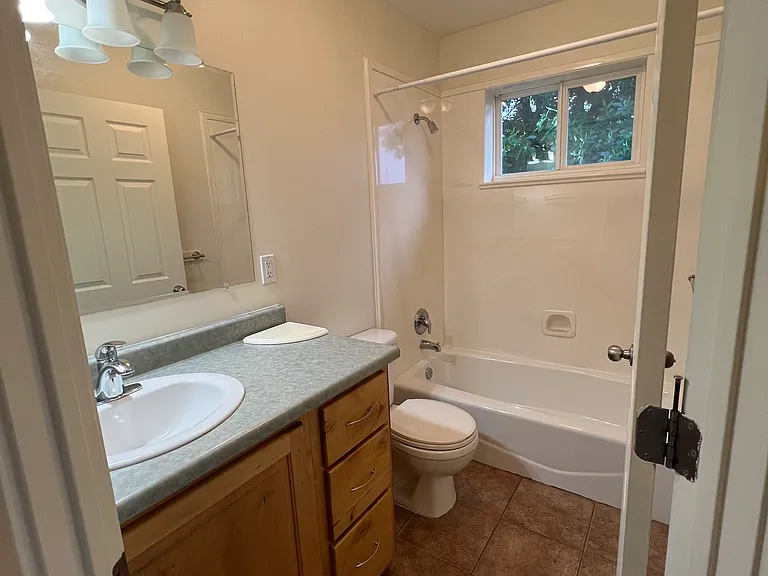 160 W 200 N — Photo 8