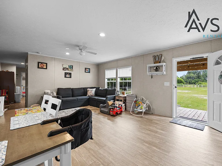 396 Volliedale Dr — Photo 3