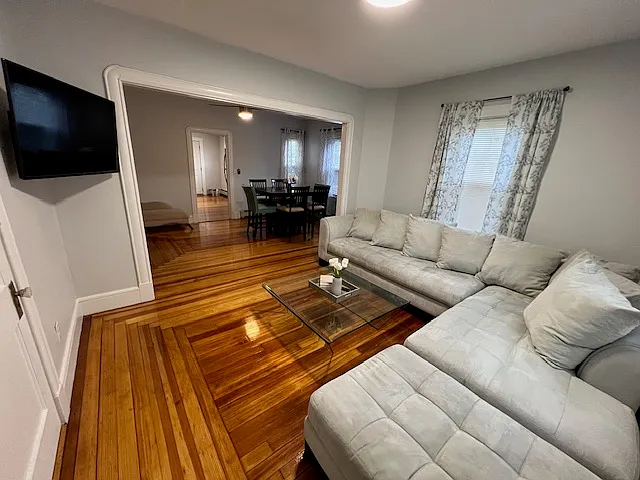 3 bed, 1200 sqft, $2,800 — Photo 2
