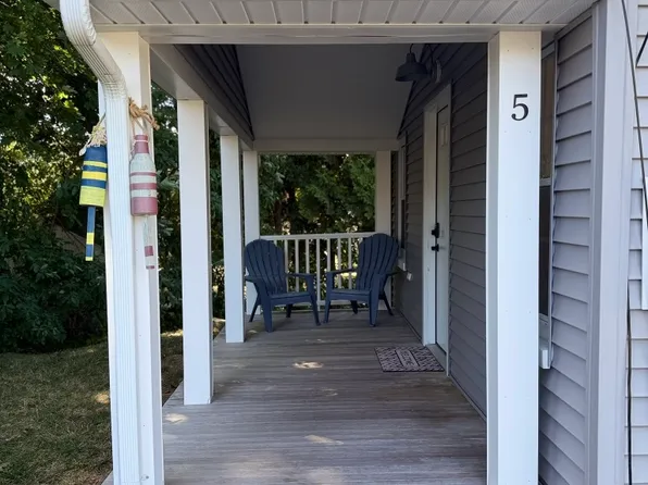 5 Fuller Ct, Niantic, CT 06357