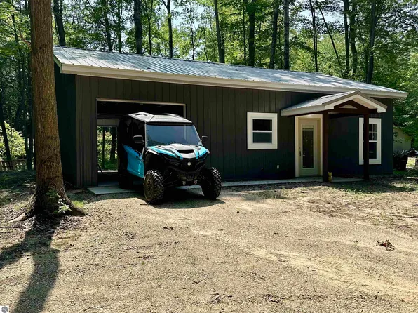 99 Middle Trl, Leroy, MI 49655