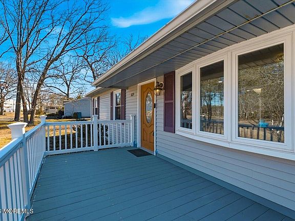 2nd image of 629 W Commodore Boulevard