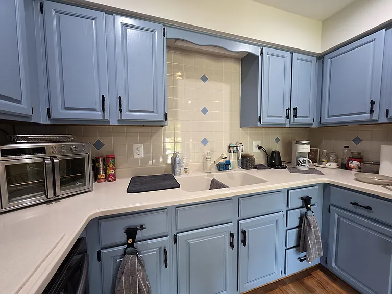 Several appliances: Air fryer, Keurig, Electric kettle, Microwave