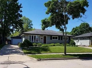 8213 W Sunbury Ct, Milwaukee, WI 53219