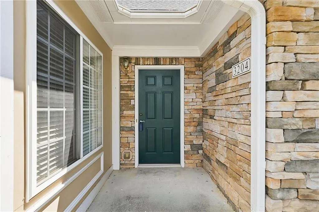 3 bed, 2.0 bath, 1562 sqft, $3,200 — Photo 4