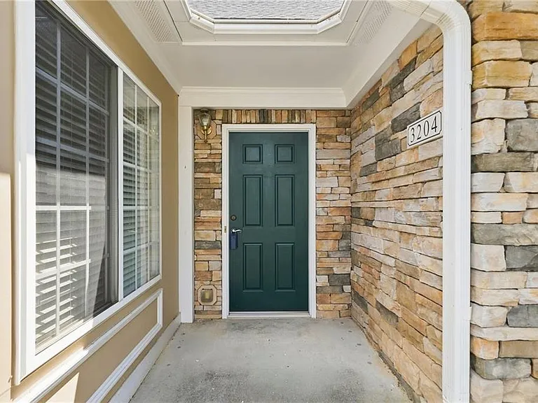 3204 Village Ln — Photo 4