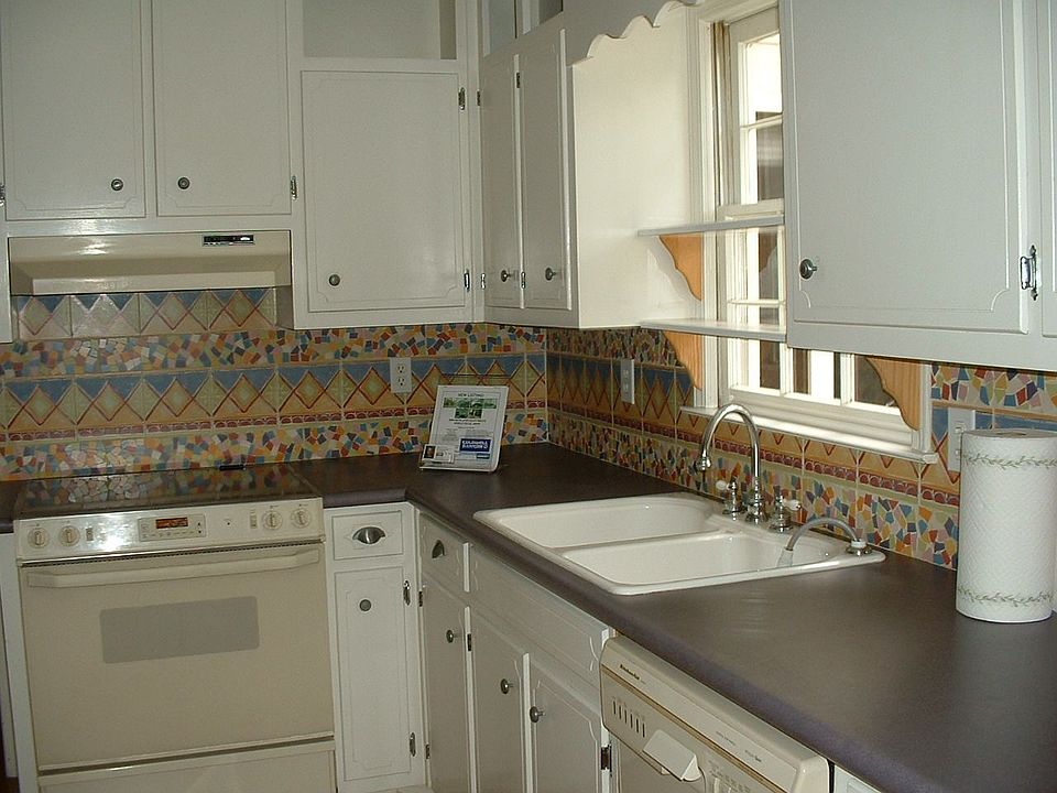 Light, bright eat-in kitchen