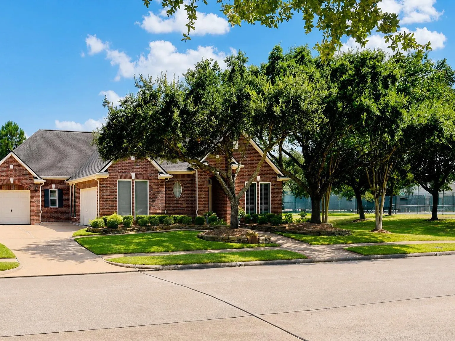 4 bed, 3.0 bath, 2827 sqft, $3,300 — Photo 2