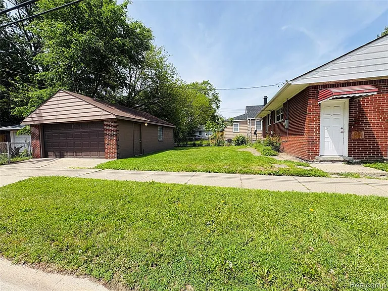 1040 E Maxlow Ave — Photo 22