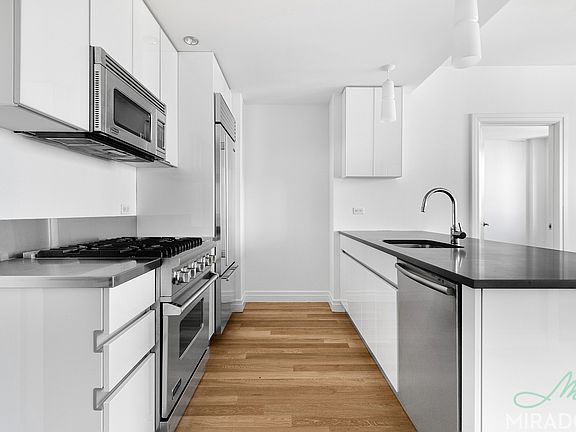 4th image of 554 W 54th St #26O