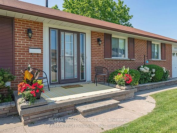 3rd image of 124 Panter Cres
