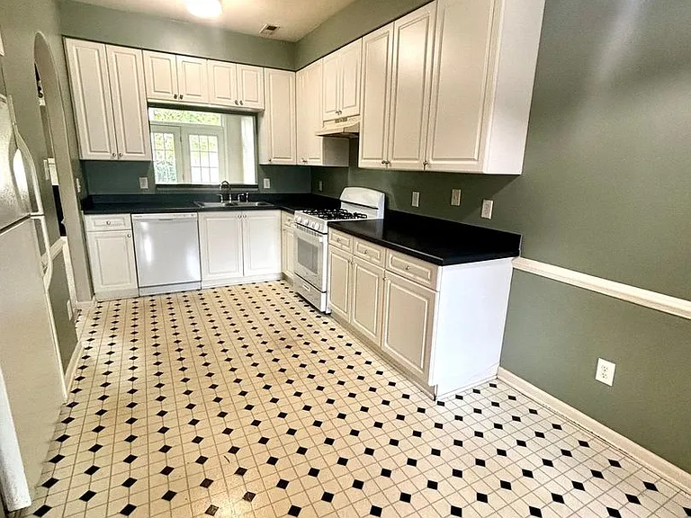 2307 Charing Cross Rd — Photo 5