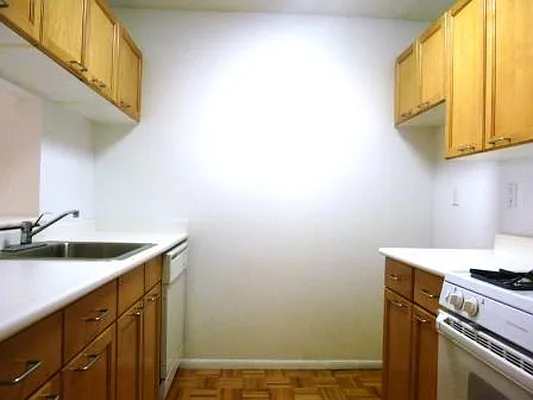 Rented by Siderow Residential Group | media 13