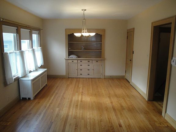 3rd image of 220 8th Ave S