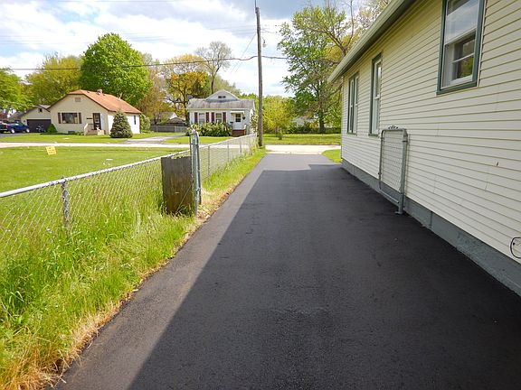 3rd image of 612 Grand Ave