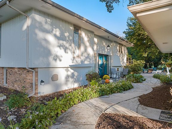 4th image of 3240 Montlake Dr