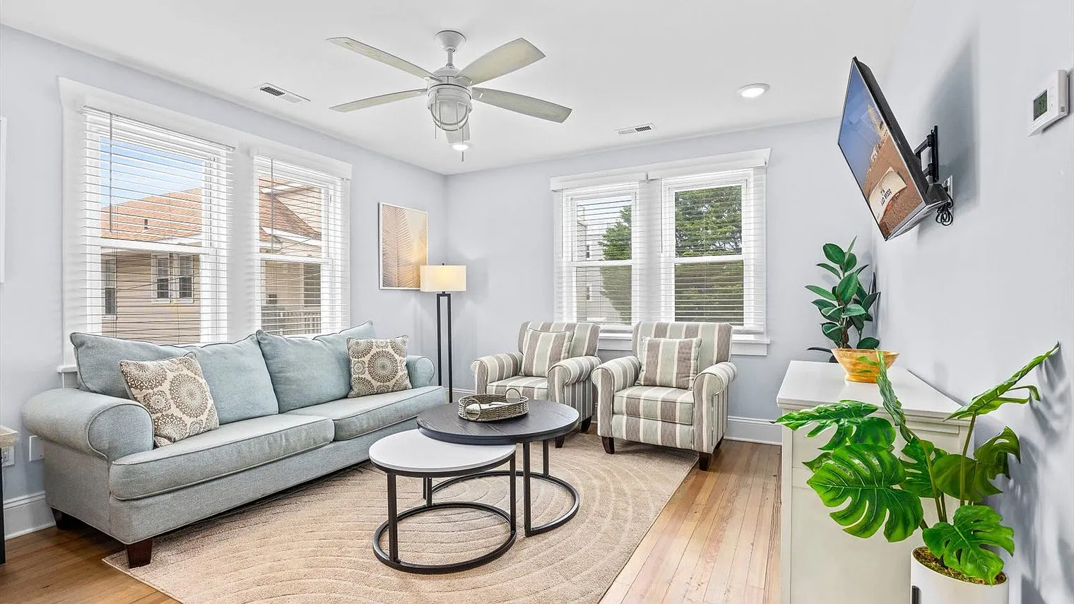 2 bed, 1.0 bath, 699 sqft, $5,421 — Photo 1