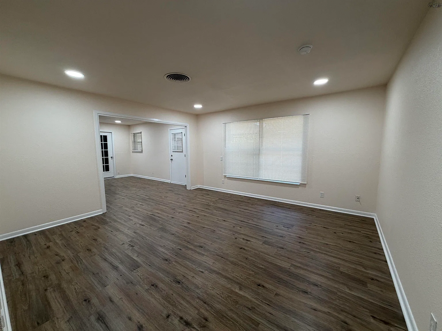 3 bed, 2.0 bath, 1950 sqft, $1,775 — Photo 2