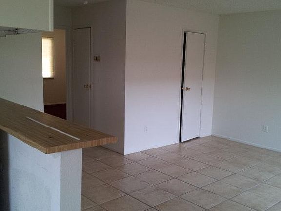 3rd image of 1425 Henry Dr