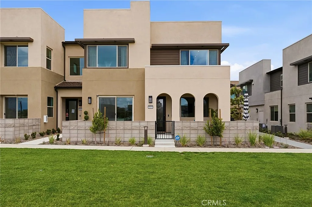 3 bed, 3.0 bath, 1610 sqft, $4,000 — Photo 2