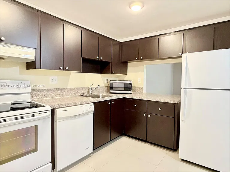450 Commodore Dr #214 — Photo 3