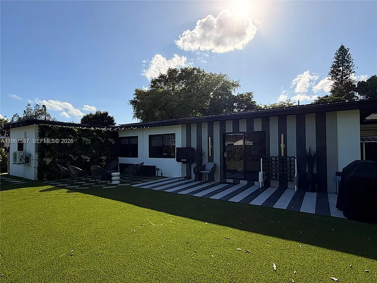 920 SW 50th Ave — Photo 24