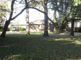 32 W Bridlespur Ter, Kansas City, MO 64114