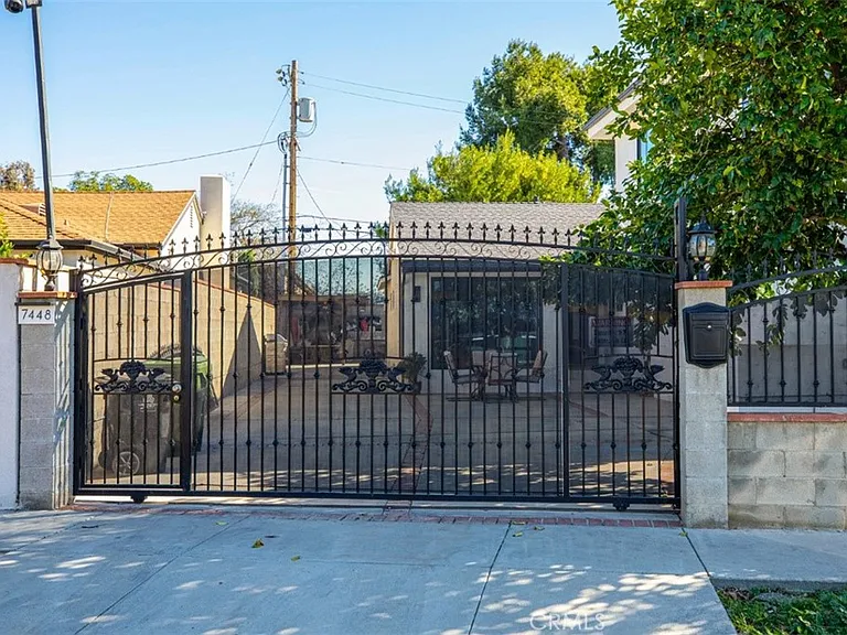 7446 Mammoth Ave — Photo 2