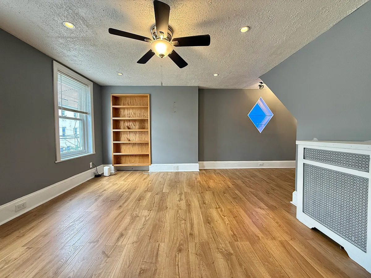 Building Photo - 122 2nd St #2